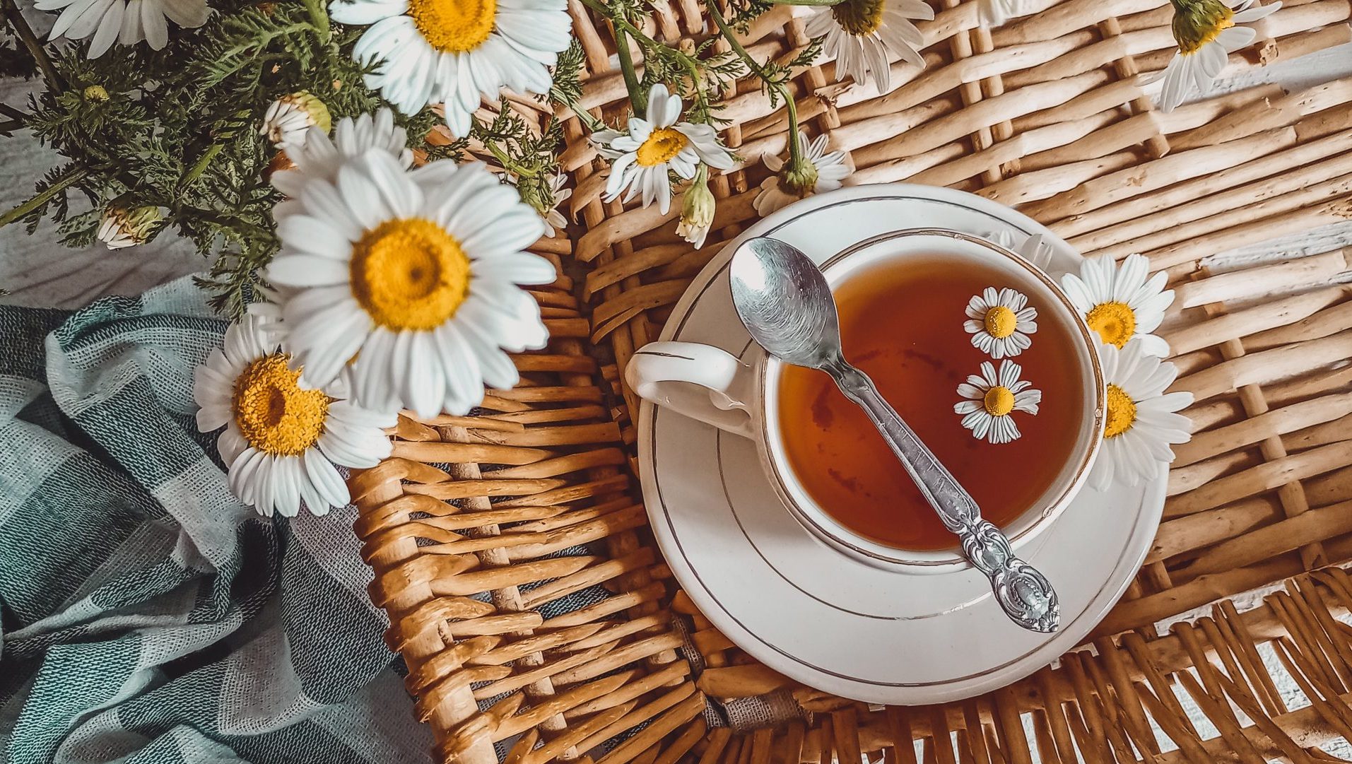 does-chamomile-tea-help-you-sleep-sleepie